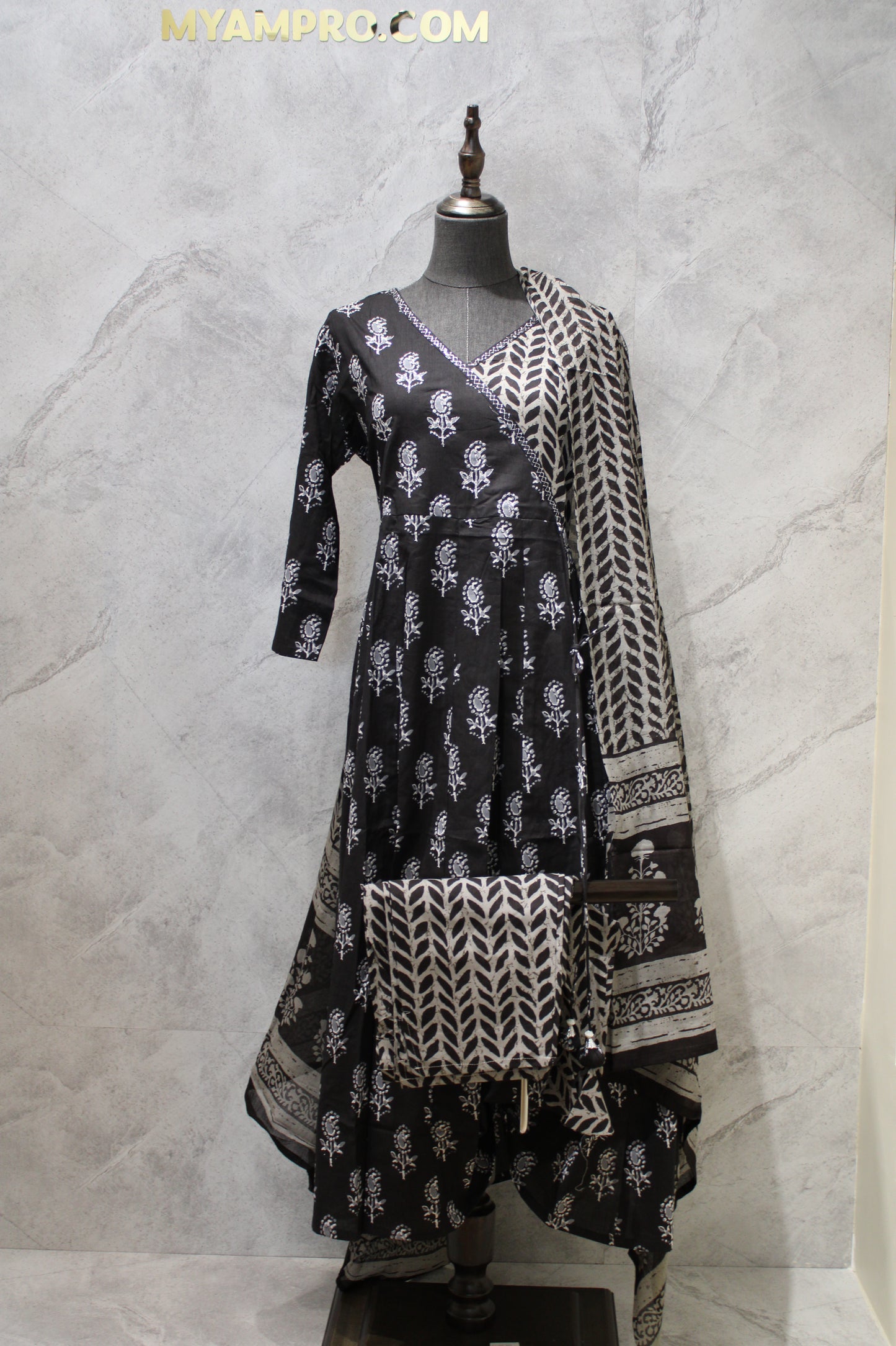 Kurti With Long Sleeves And A Matching Dupatta.