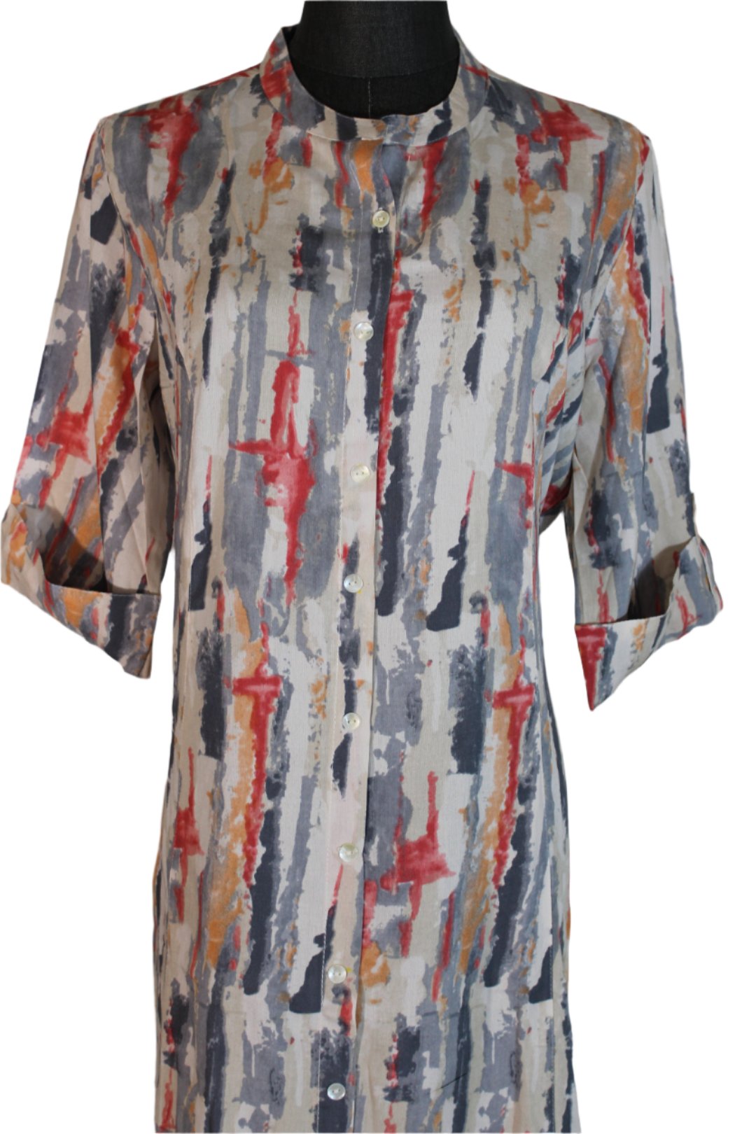 This kurti has a straight-cut design and reaches knee-length. It features full-length sleeves.