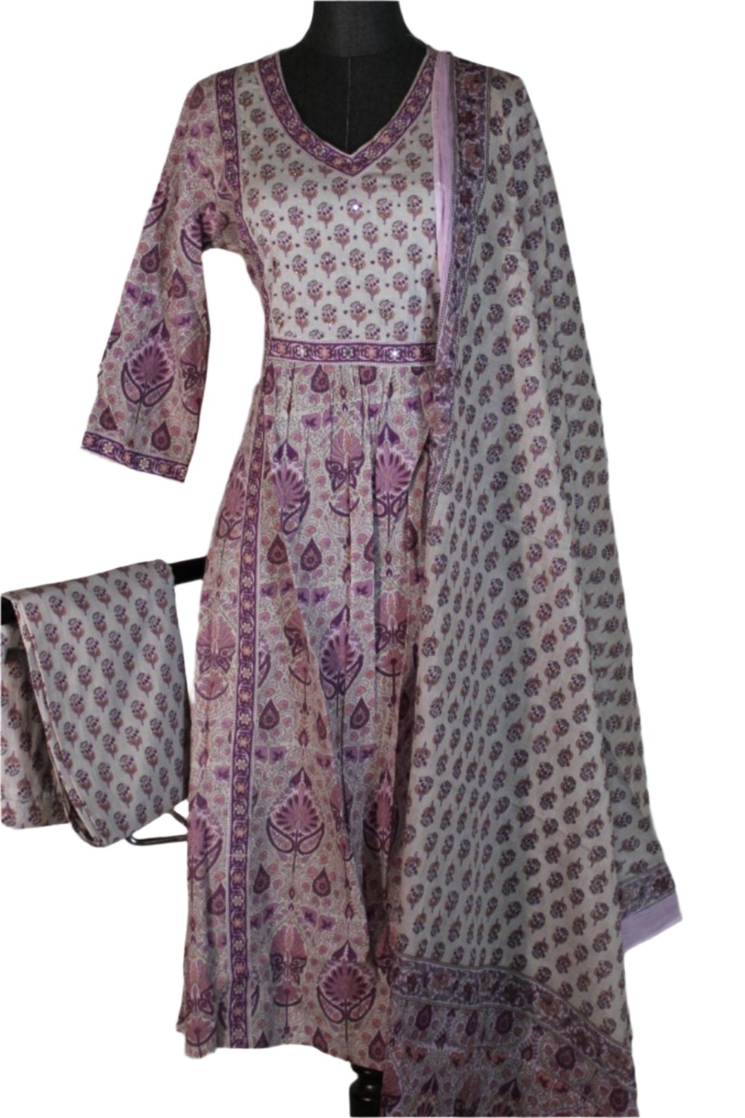 Kurti is quite elegant! It features long sleeves and a mix of floral and geometric patterns