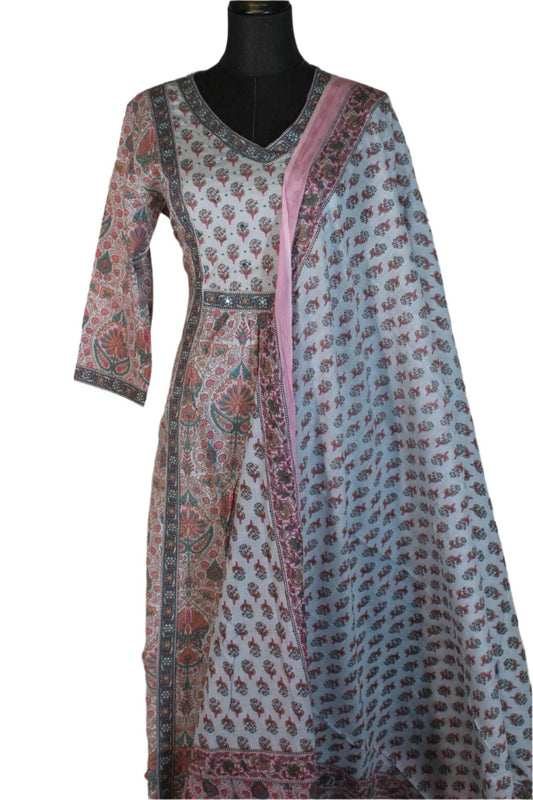 Kurti is quite elegant! It features long sleeves and a mix of floral and geometric patterns