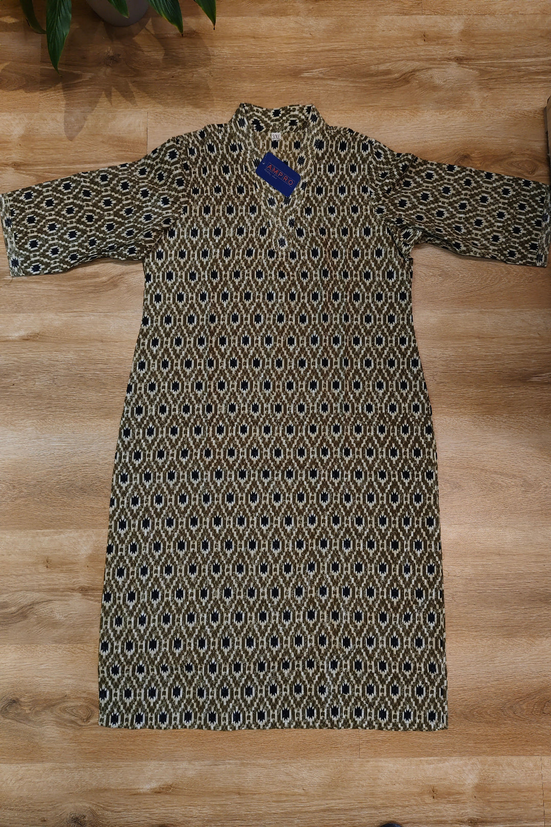 Women's cotton daily wear kurti with V neck pattern.